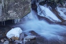 Der Winter naht und das Eis verformt sich wieder im kleinen Gebirgsbach