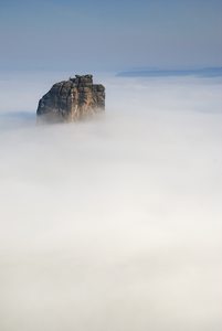 Ein Fels im Nebelmeer